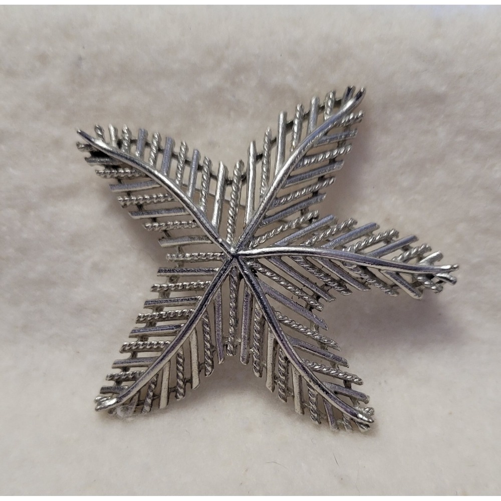 Vintage LISNER Signed Textured Filigree Silver Tone Star Brooch Pin Just Over 2"